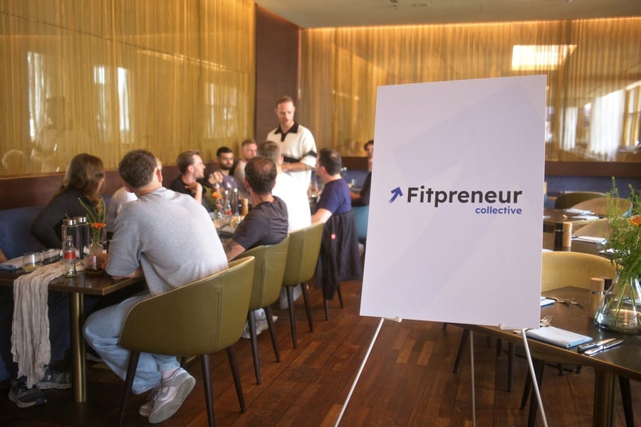 Fitpreneur Collective Aufsteller neben der Tischrunde
