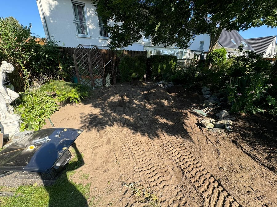 Vorbereitete Erdfläche für eine Gartenumgestaltung