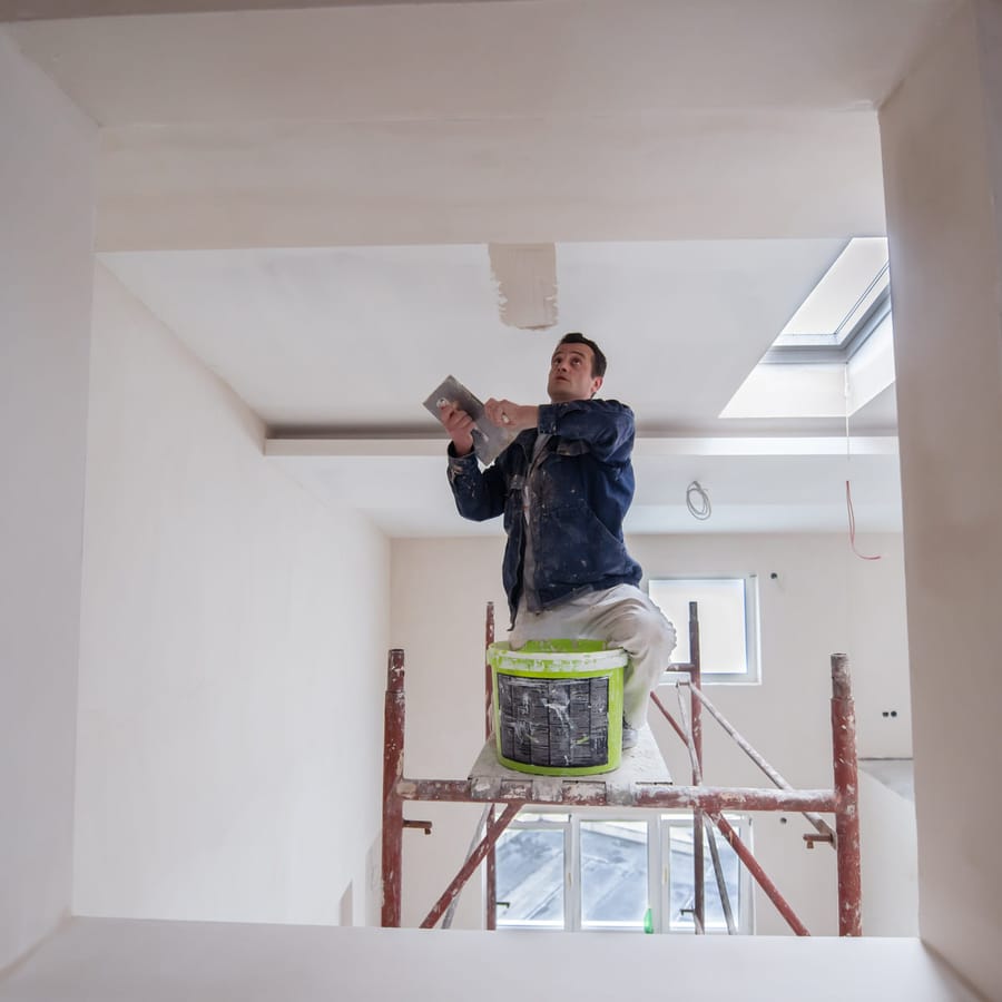 Streicharbeiten in einem Treppenhaus