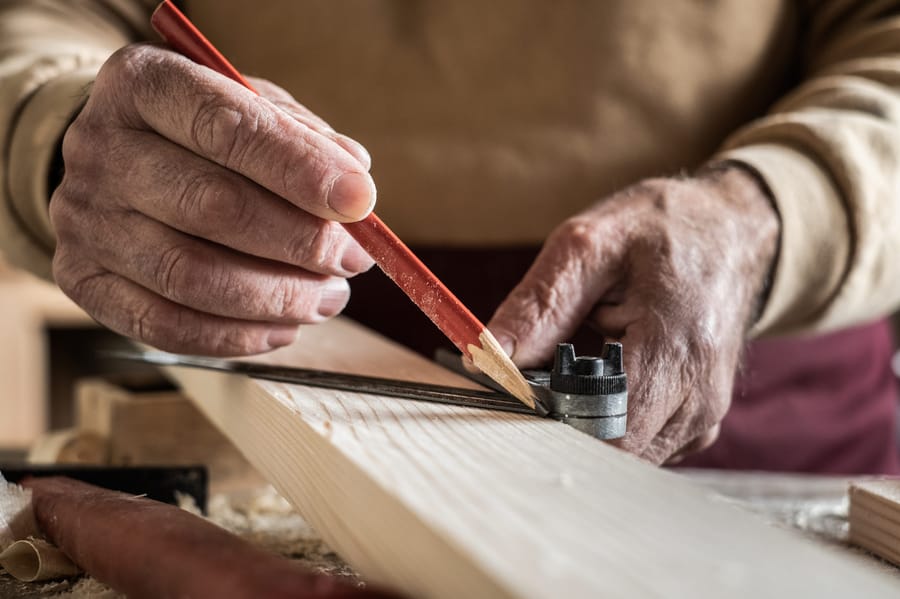 Präziser Zuschnitt von Holz mit Bleistift und Winkel