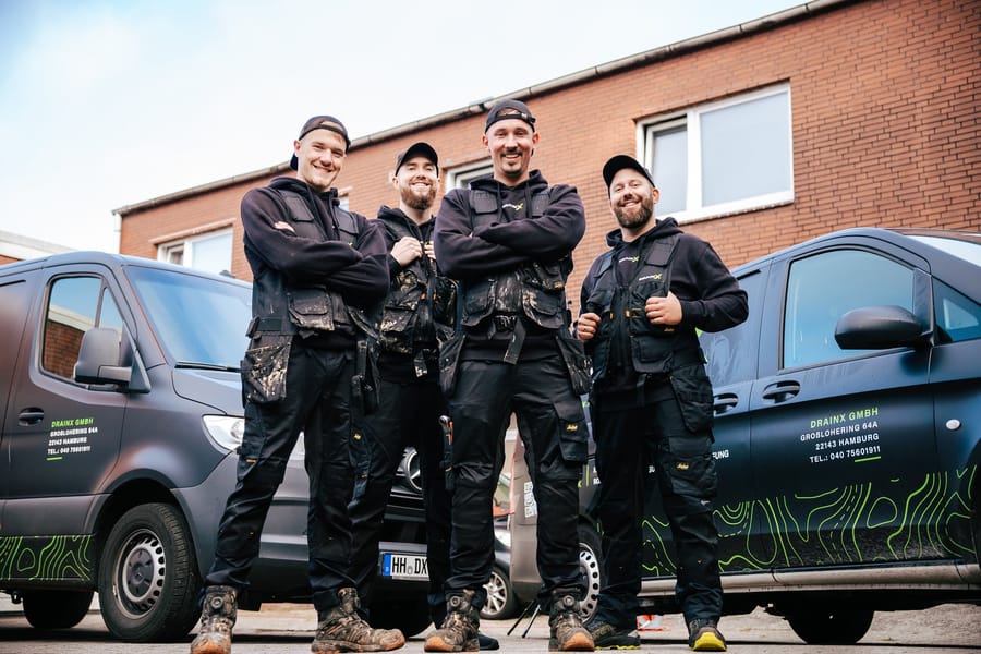 Dichtheitsprüfung Hamburg – DrainX Crew bei der Prüfung vor Ort