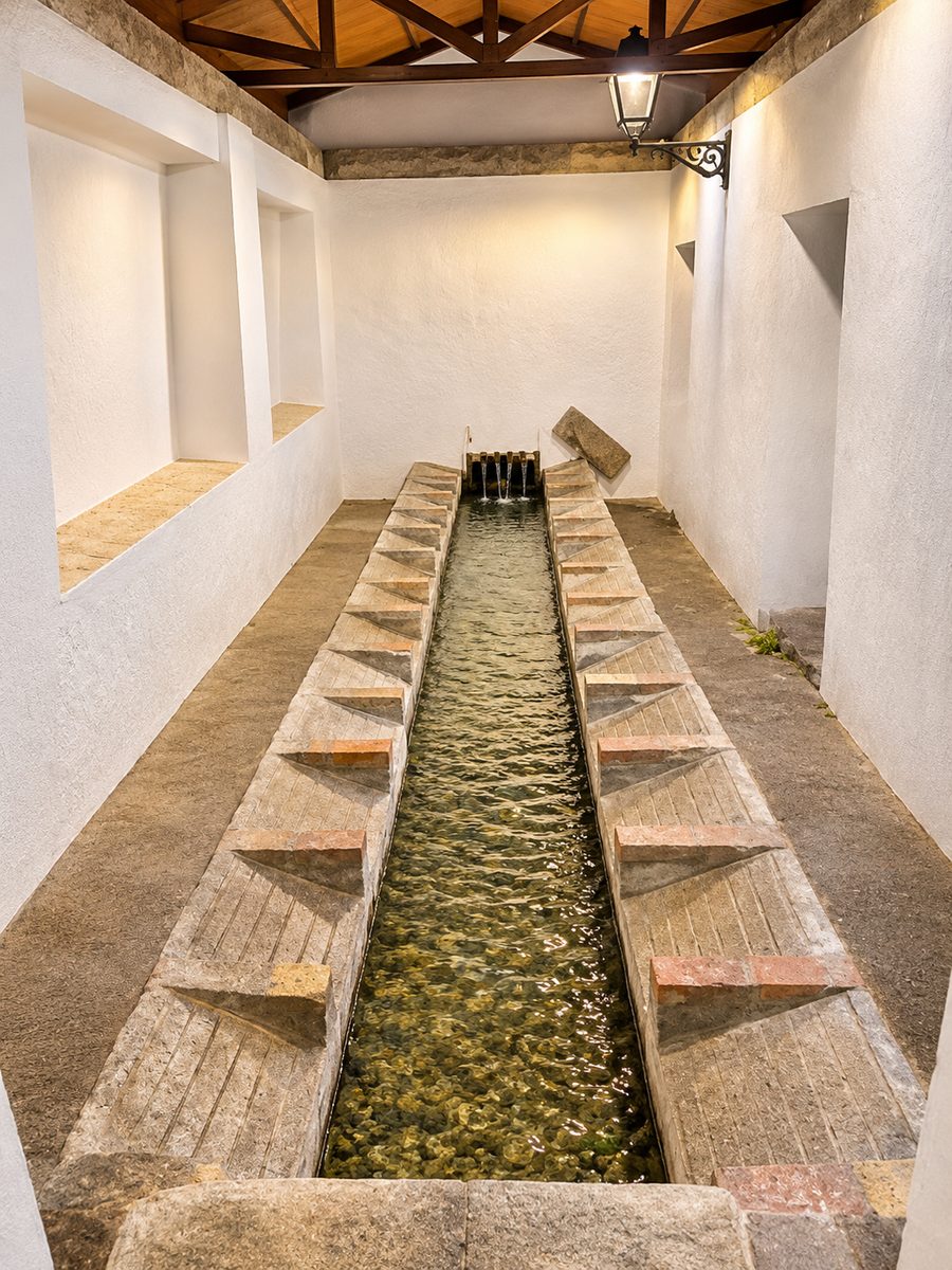Antiguo lavadero de piedra en Zagrilla Alta con agua corriente del manantial