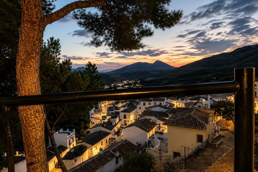 Vista de Zagrilla Alta al atardecer, con las montañas al fondo