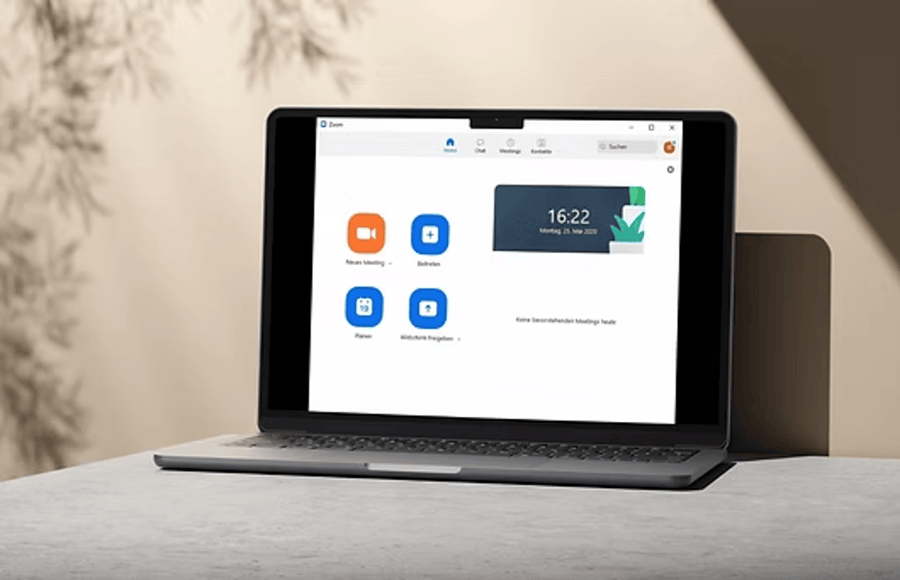 Laptop mit geöffneter Videokonferenz-App.