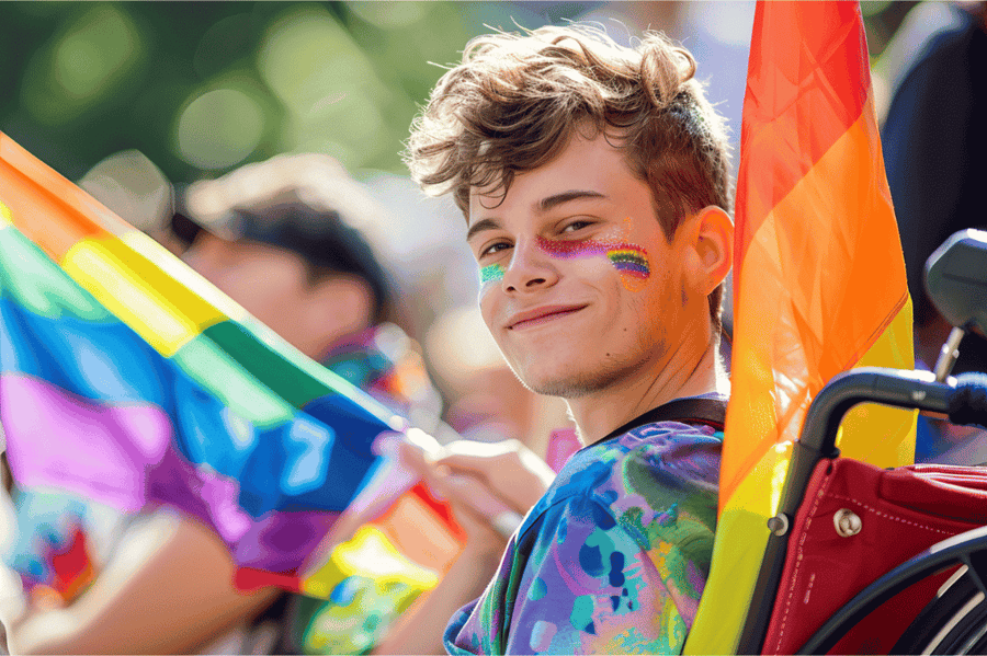 Ein lächelnder junger Mensch mit Glitzer-Make-up und Regenbogenflaggen bei einer Pride-Parade.