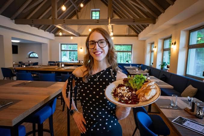 Servicekraft im Restaurant Schilling mit angerichtetem Teller
