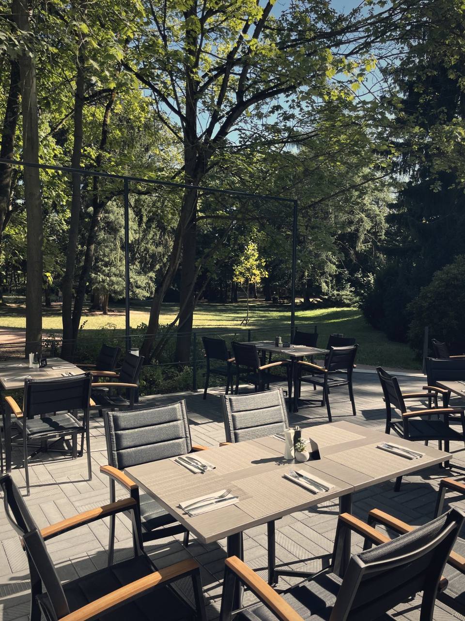 Terrasse des Schilling im Park am Schwanenteich