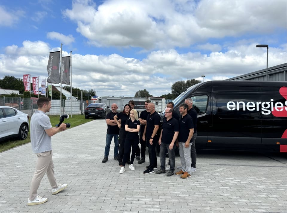 Lars beim Drehtag mit dem Team von energieSpecht