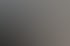 Mann sitzt vor einem Computerbildschirm, der eine Website mit E-Scootern und Text "Entdecke unsere Top Modelle" anzeigt.