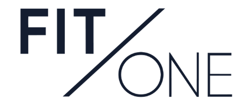 FIT/ONE Logo mit dunklen Buchstaben auf dunkelgrünem Hintergrund.