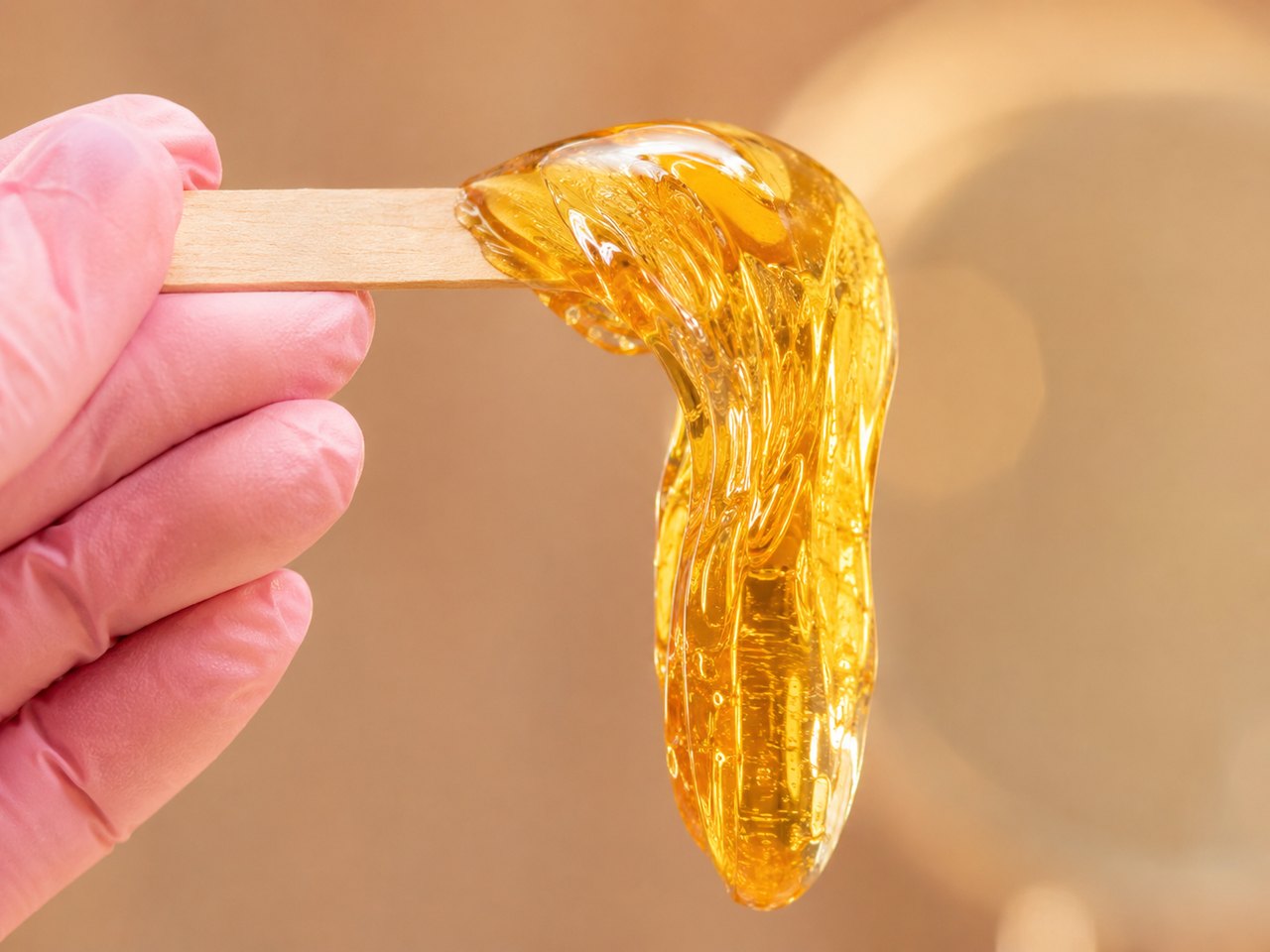 Hygienisch vorbereiteter Arbeitsplatz für Waxing und Sugaring bei SWON