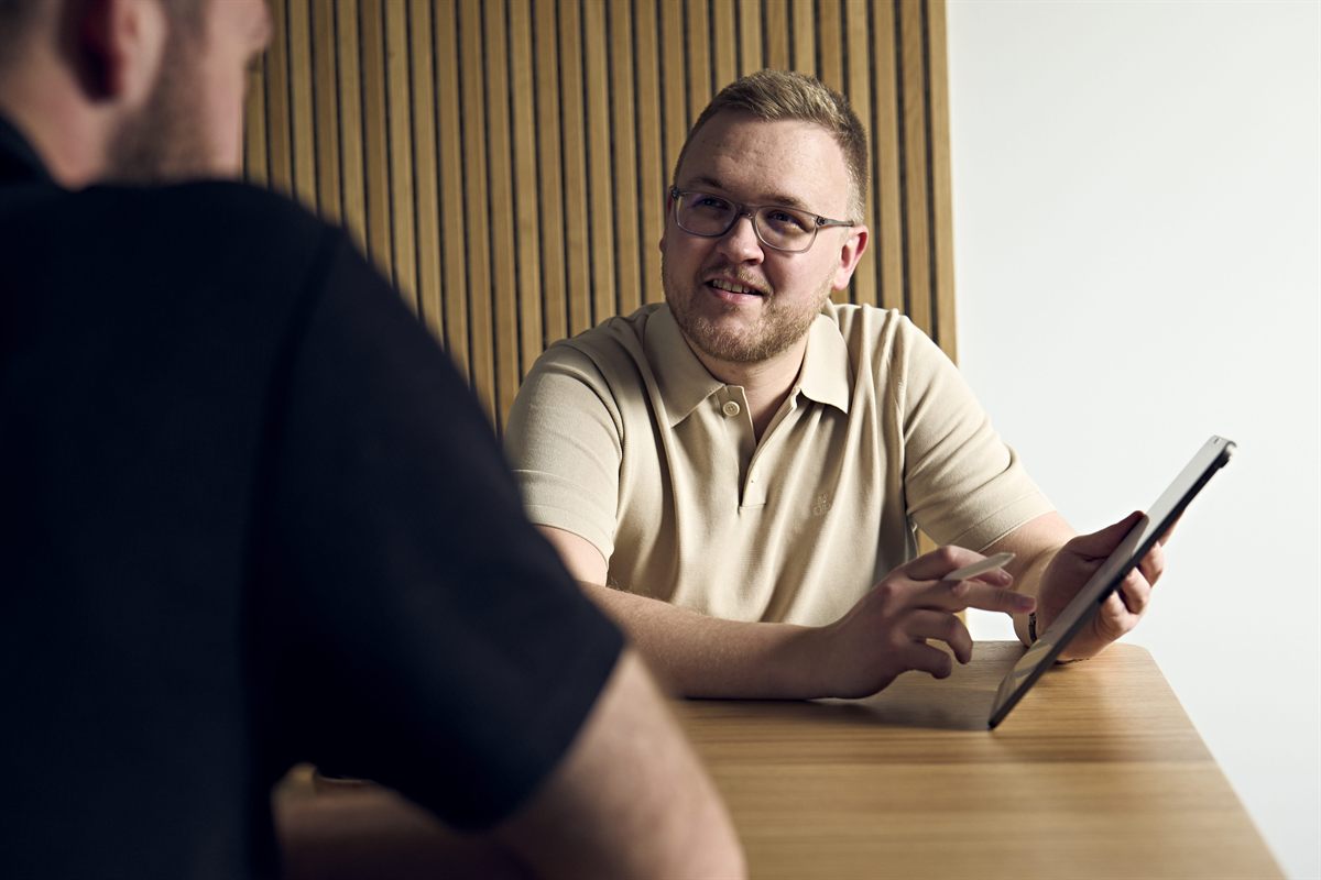 Steuerberater Michael Unnerstall im Beratungsgespräch mit einem Mandanten