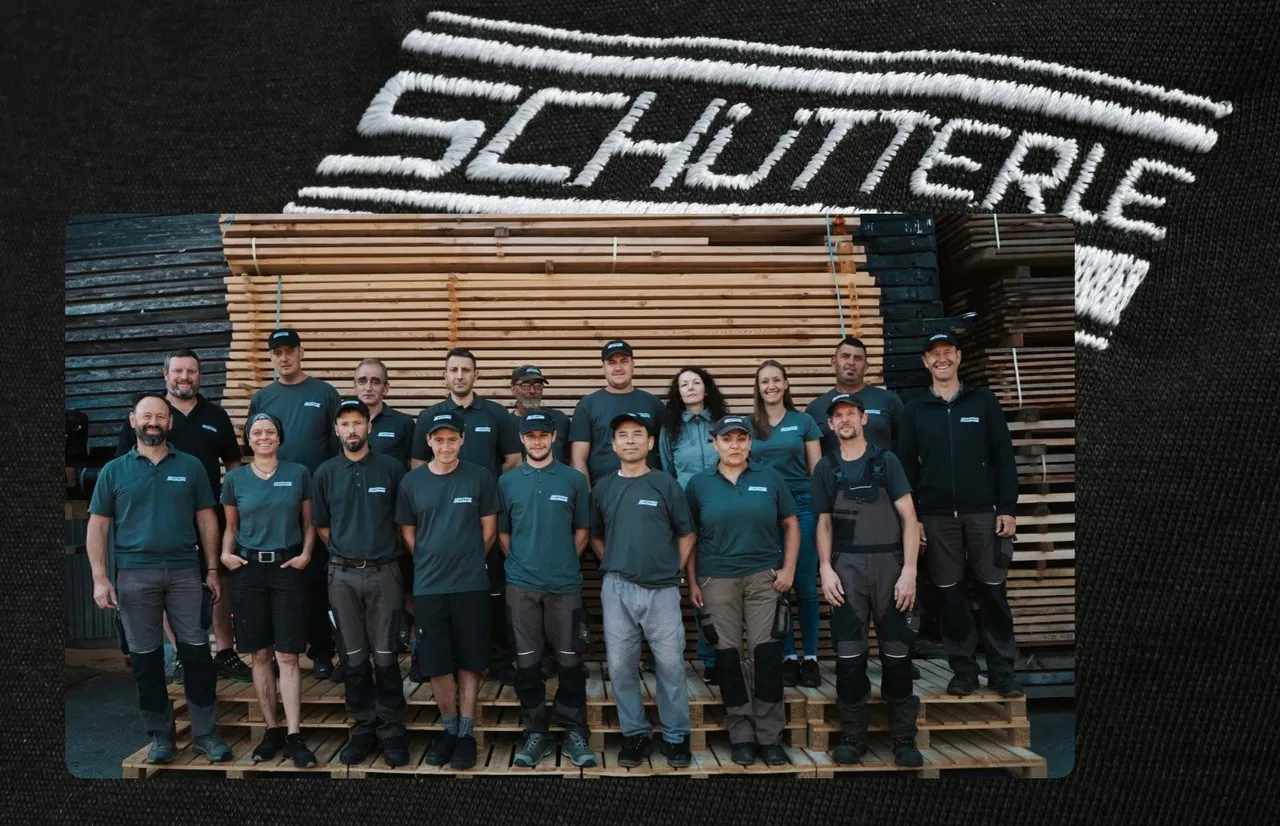 Das Team von Holz Schütterle vor der Halle