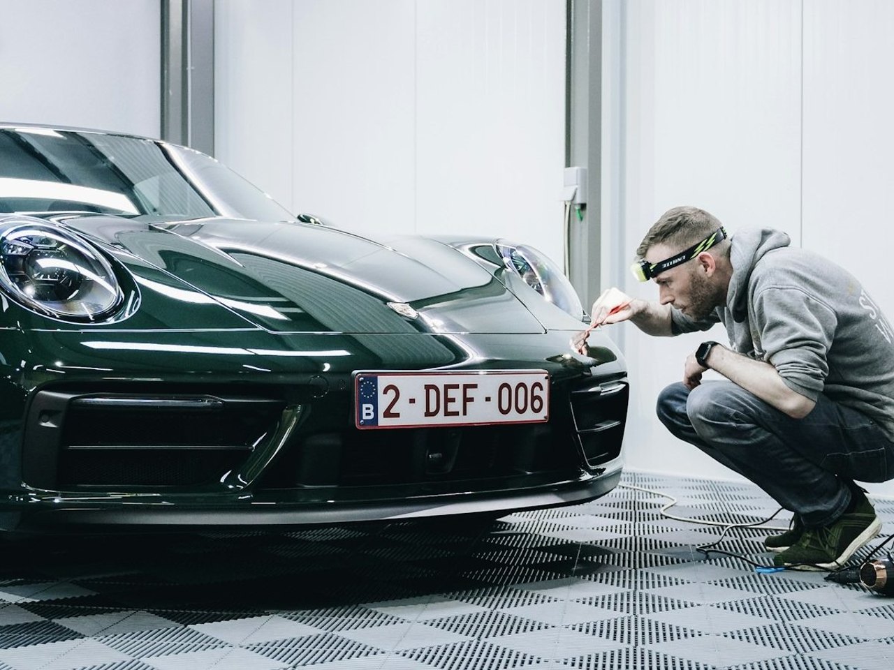 Gutachter prüft die Front eines Porsche 911
