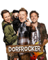 Die drei Musiker der Band Dorfrocker posieren lächelnd mit Ziehharmonika und E-Gitarre vor schwarzem Hintergrund.
