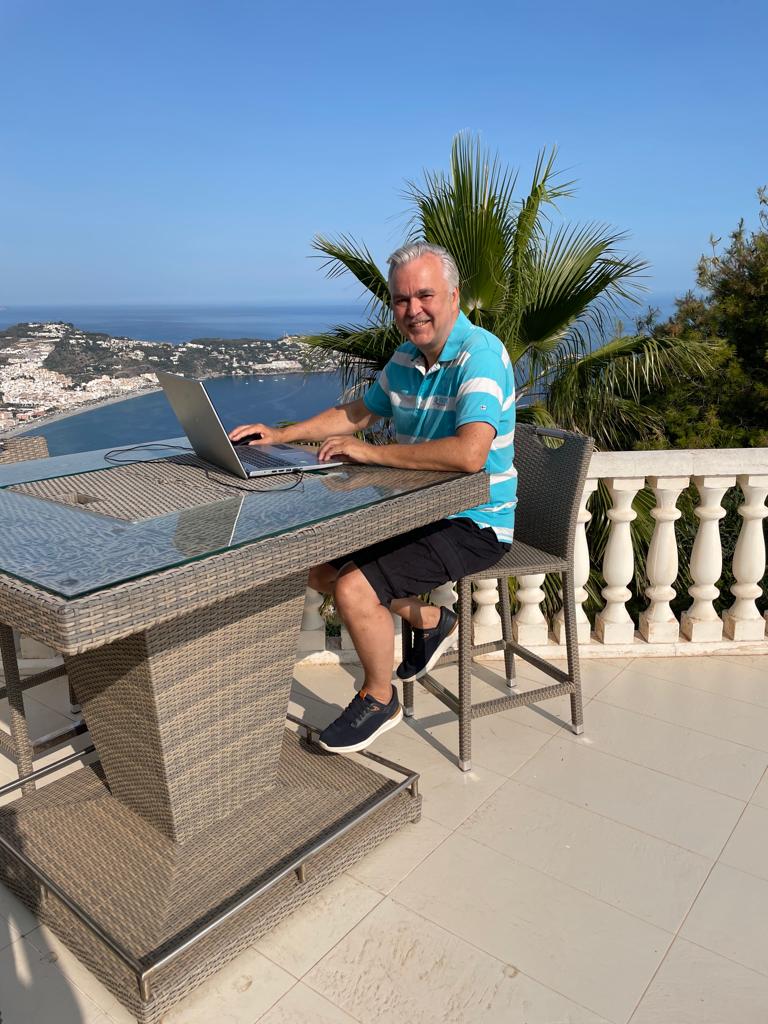 Torsten Wiese beim Trading auf der Terrasse