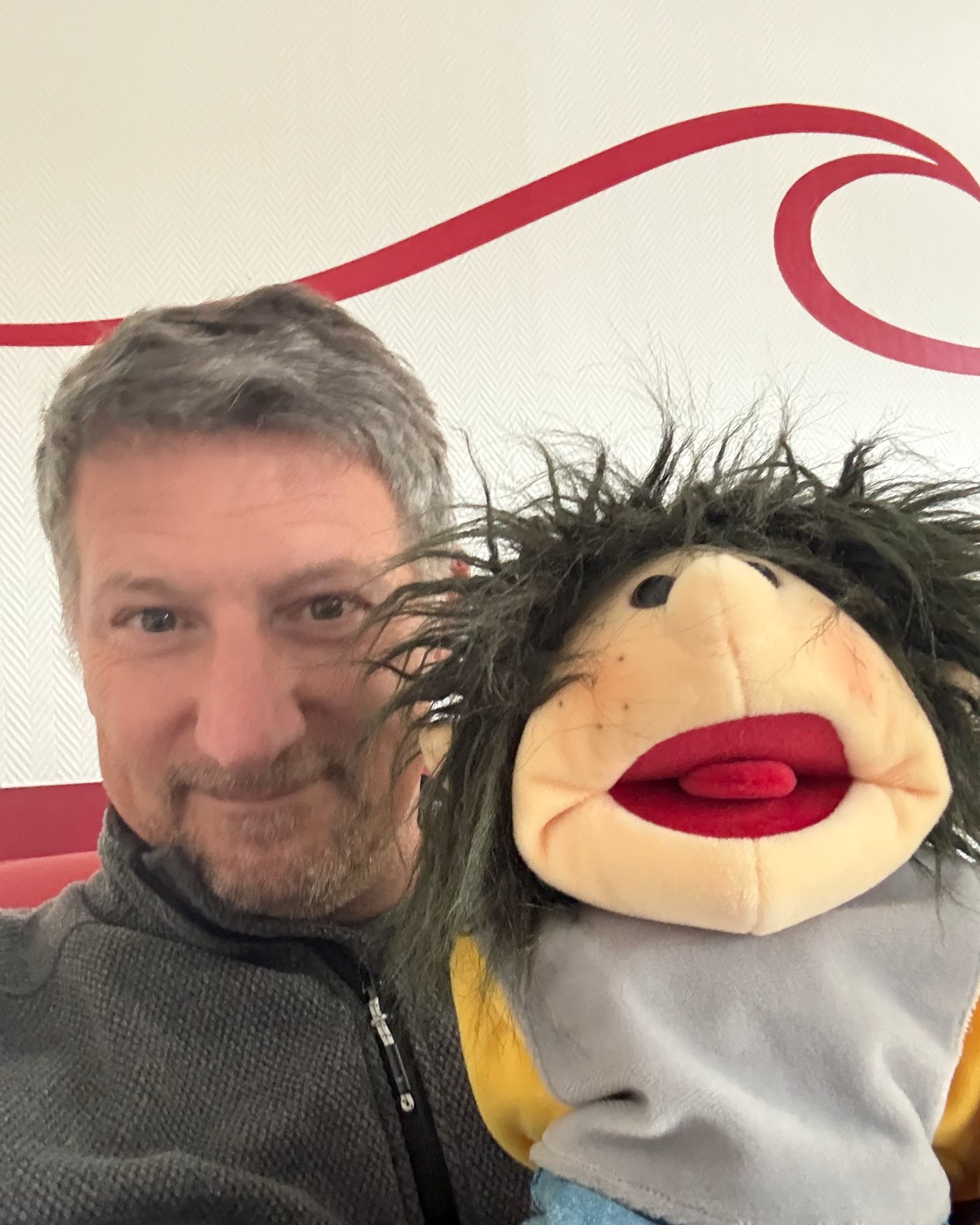Kai Kleinehollenhorst mit Handpuppe in der Praxis