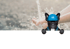 Hände fangen Wasserstrahl ein, der auf die Handflächen spritzt, mit verschwommenem Hintergrund.