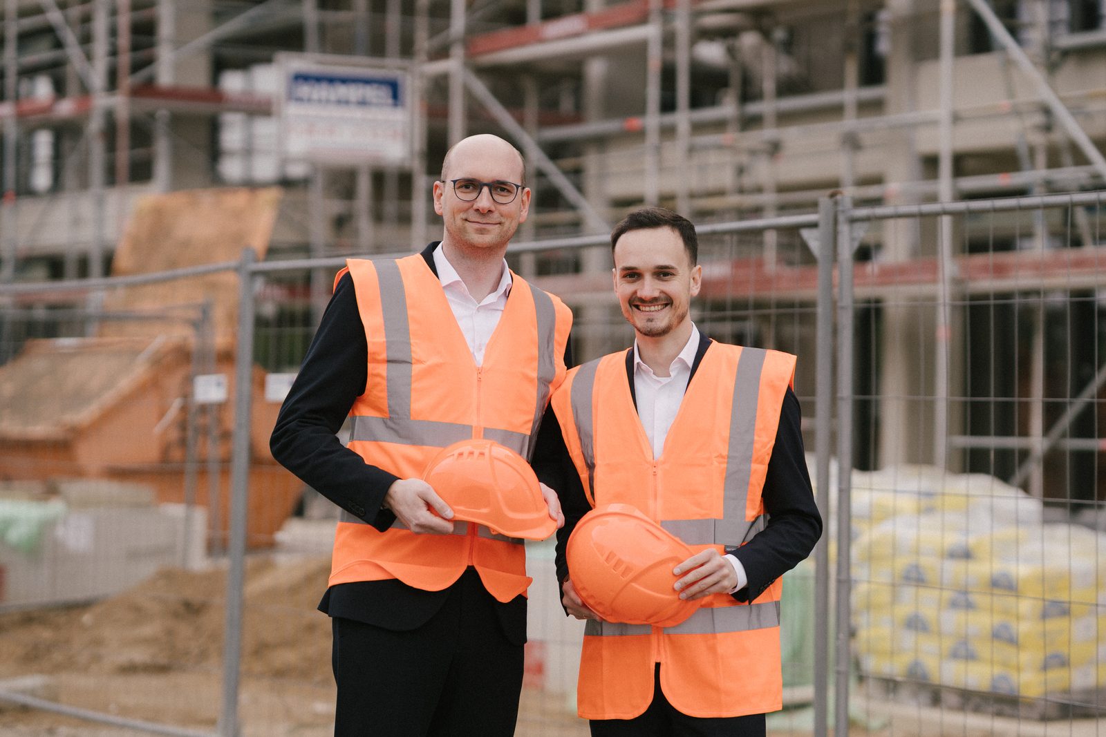 Dominic Michels und Luca Weinand auf einer Baustelle