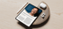 Tablet mit Ausschnitt aus einer Ausgabe des Pure & Positive Magazins