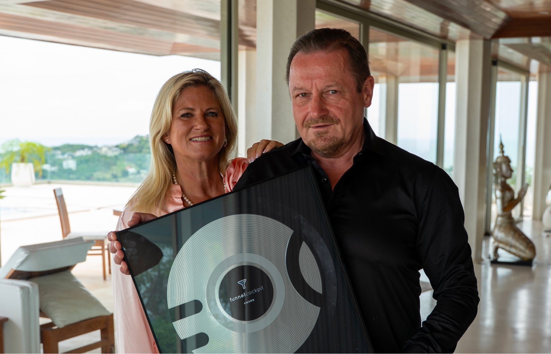 Ralf und Marina Bueckle mit der Schallplatte