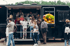 Menschen stehen Schlange vor einem schwarzen Foodtruck mit der Aufschrift „Eskinivvach“ und einem Burger-Bild.
