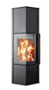 Ein schwarzer Kaminofen mit einer Glasscheibe, durch die lodernde Flammen und Holzscheite sichtbar sind.