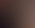 Mann hält ein Smartphone mit einer Essensliefer-App und sieht einen Fruchtkuchen an.