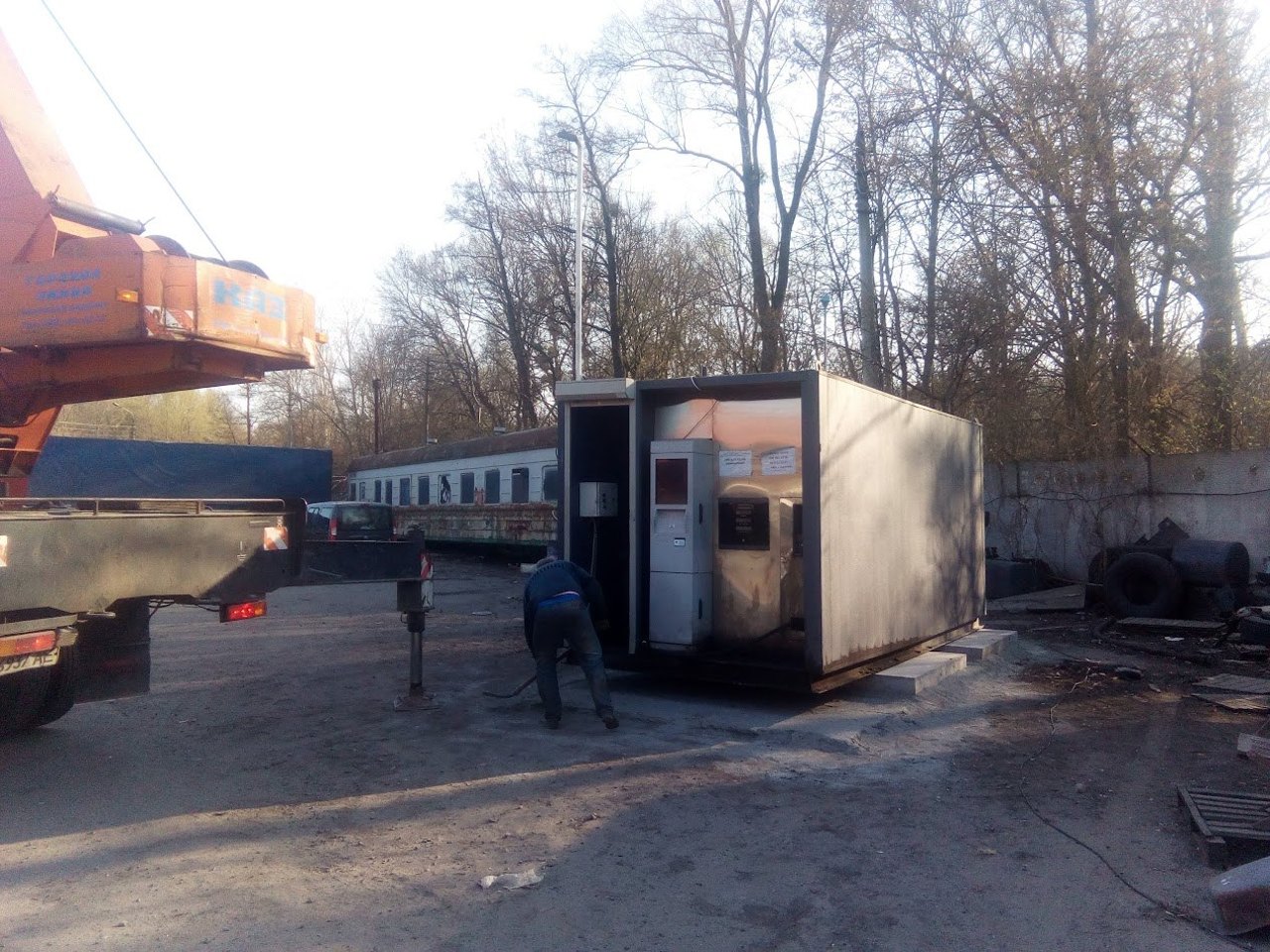 Встановлення контейнерного пункту краном-маніпулятором на підготовлений майданчик. Захвати рами дозволяють вантажити пункт без демонтажу обладнання.