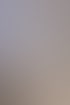 Ein weißer Flur mit einer Treppe links und vier beleuchteten Nischen in einer Säule, die durch LED-Streifen akzentuiert ist.