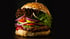 Ein großer, saftiger Burger mit Salat, Tomaten, Zwiebeln, Käse und Ketchup auf einem Sesambrötchen.