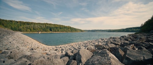 Die Aabach-Talsperre bei Bad Wünnenberg im Sonnenlicht