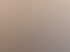 Modernes Badezimmer mit dunklem Waschtisch, Spiegelschrank, Holzrückwand und gestapelten grünen Handtüchern.
