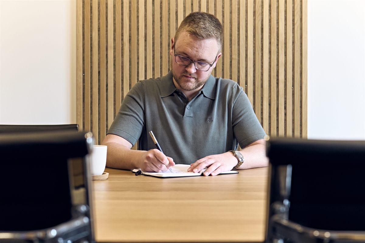 Steuerberater Michael Unnerstall arbeitet konzentriert an Vertragsunterlagen am Besprechungstisch