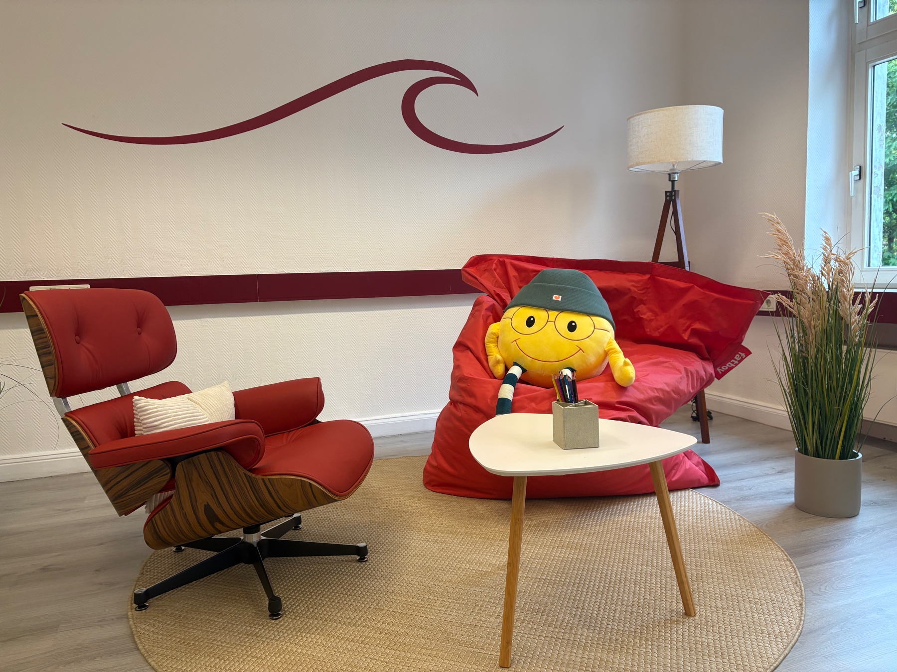 Praxisraum mit Sessel, Sitzsack und Kindertisch