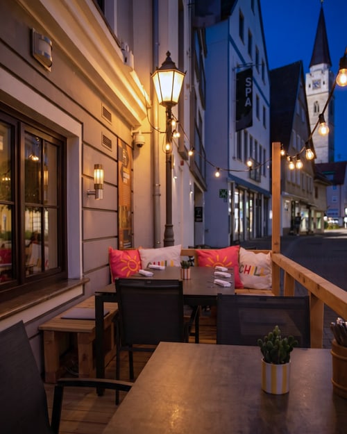 Terrasse in der blauen Stunde mit Straßenlaterne und Kirchturm