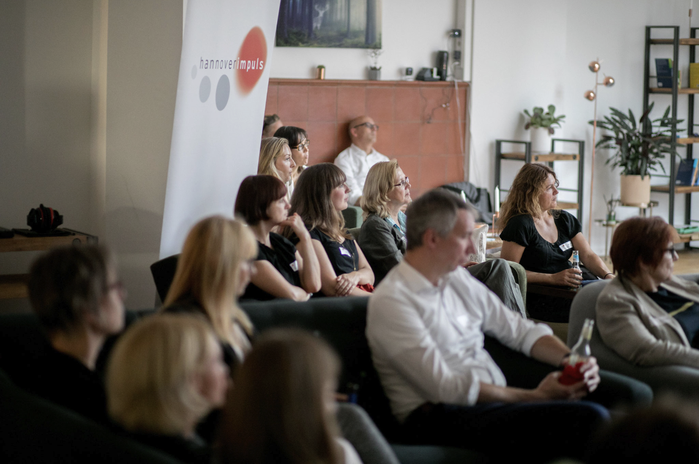 Technische Ausstattung im Seminarraum Hannover: digitales Whiteboard, Flipcharts und Meta-Planwände