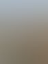 Luftaufnahme eines eingeruesteten Wohnhauses mit Wintergarten, rotem MEB-Banner und rotem Schutznetz.
