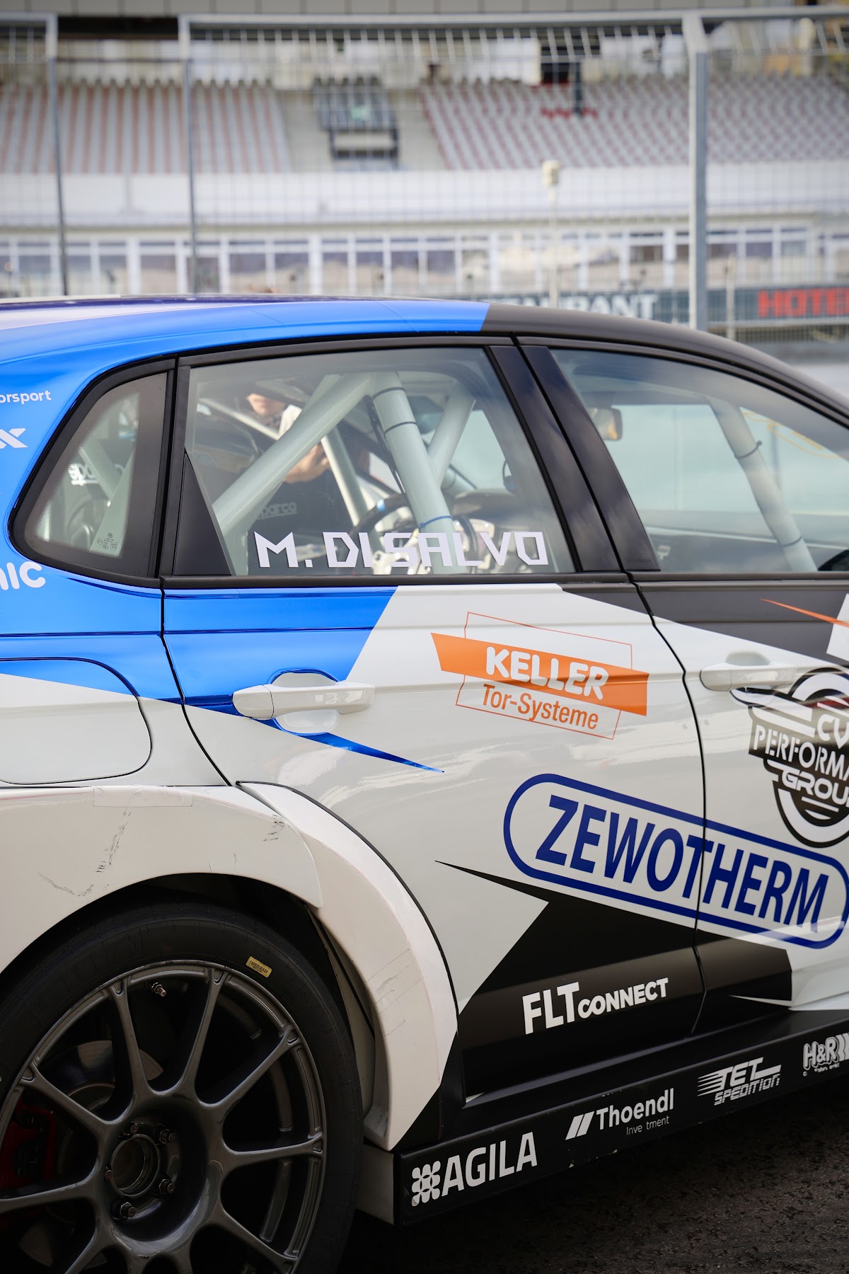 Seitenansicht des Polo mit Sponsorenlogos