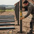 Monteur richtet Zaunpfosten aus
