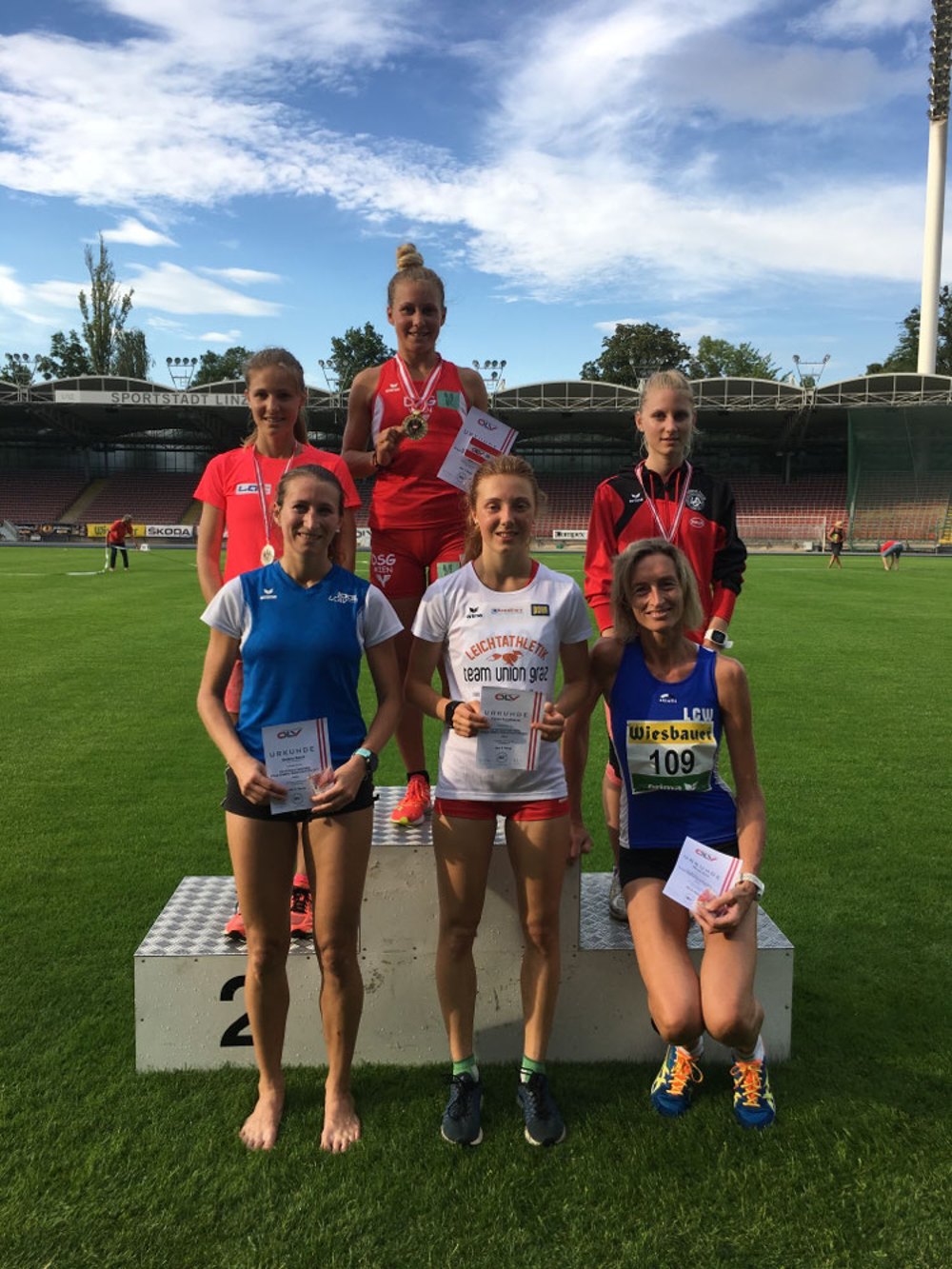 Siegerehrung über 5.000 Meter bei den Staatsmeisterschaften 2017 in Linz mit Julia Mayer