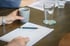 Coaching-Gespräch am Tisch mit Notizen