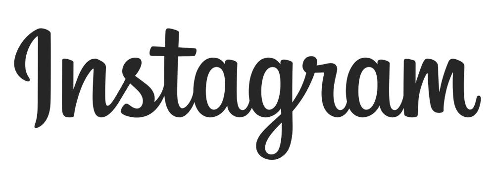 Dunkelgrauer Instagram-Schriftzug in Schreibschrift auf schwarzem Hintergrund.