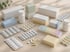 Verschiedene Arzneimittelpackungen, Blister, Tabletten und eine Wochen-Tablettenbox auf einem hellen Tisch