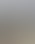 Eine matte, dunkle Flöte links neben einer glänzenden, sauberen Flöte.