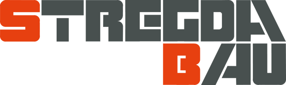 Schriftzug "STREGDAU" in Grau mit orangefarbenen Buchstaben "S" und "BAU" auf dunklem Hintergrund.