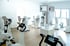 Moderne Trainingsgeräte im Trainingsbereich