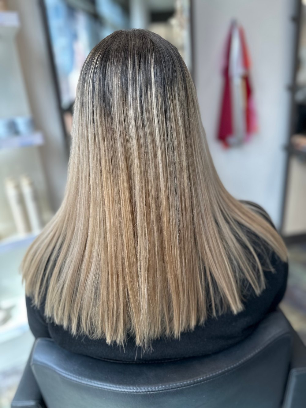 Langes, glattes Haar mit Balayage in warmem Blond