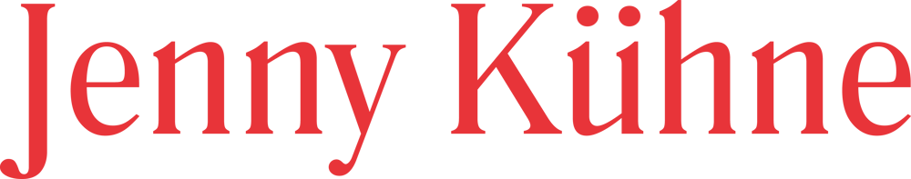 Jenny Kühne-Textlogo in Rot auf dunkelgrünem Hintergrund.