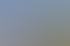 Zwei Männer installieren eine graue Lamellen-Pergola an einem sonnigen Tag.